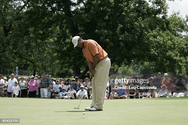 Golf: Cialis Western Open, Tiger Woods in action, putt on Saturday at Cog Hill CC, Lemont, IL 7/8/2006