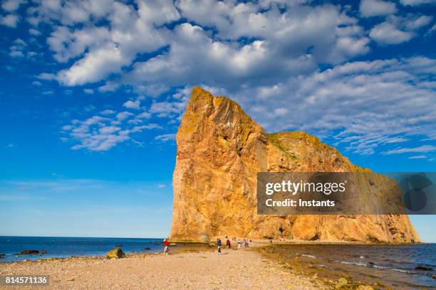 ein blick auf die berühmte rocher percé (percé rock) in percé, teil der gaspé-halbinsel in der kanadischen provinz québec. nebenkosten sind im bild sichtbar. - province du québec stock-fotos und bilder