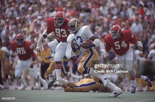 College Football: Pittsburgh Tony Dorsett in action, rushing vs Oklahoma Leroy Selmon and Jimbo Elrod , Norman, OK 9/20/1975