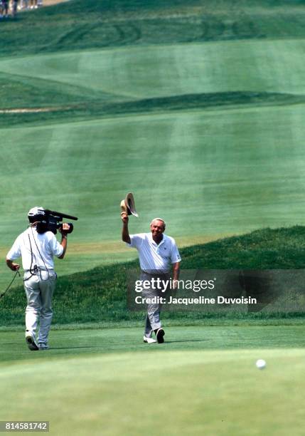 Arnold Palmer tipping his hat during tournament at Oakmont CC. Media, camerman filming. Oakmont, PA 6/16/1994 -- 6/20/1994 CREDIT: Jacqueline Duvoisin