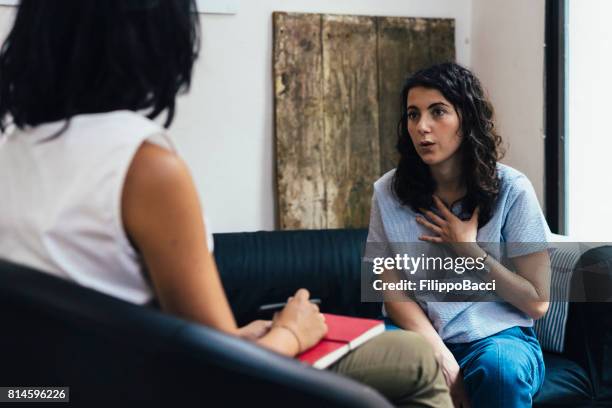 vrouw tijdens een psychotherapie sessie - studio interview stockfoto's en -beelden