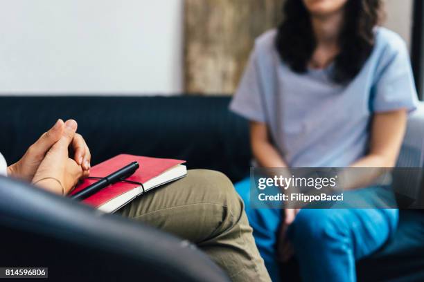 donna durante una sessione di psicoterapia - psicoterapeuta foto e immagini stock