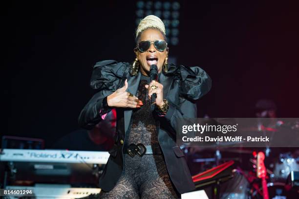 Mary J. Blige performs at L'Olympia on July 14, 2017 in Paris, France.