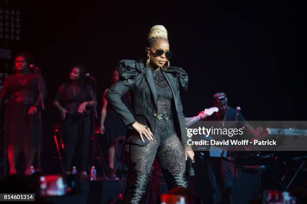 Mary J. Blige performs at L'Olympia on July 14, 2017 in Paris, France.