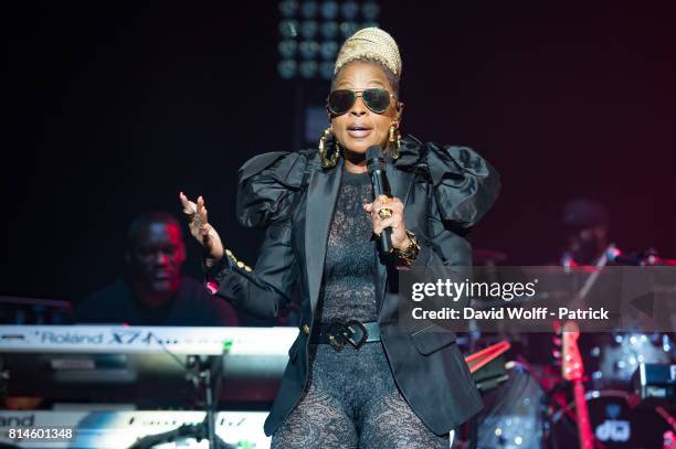 Mary J. Blige performs at L'Olympia on July 14, 2017 in Paris, France.