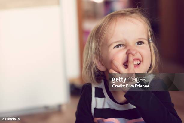 girl (4-5) picking her nose - picarse la nariz fotografías e imágenes de stock