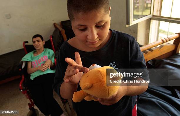 Retarf 205 Mentally Retarded Child Photos & High Res Pictures - Getty Images