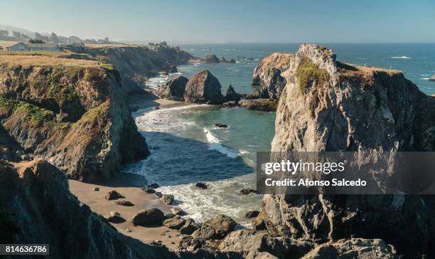 rock outcrops of mendocino county near highway 1 - mendocino stock-fotos und bilder