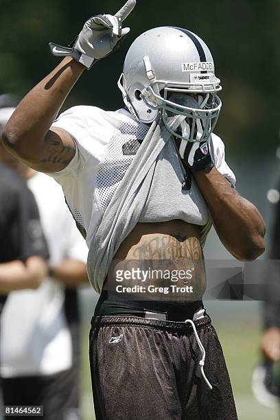 Running back Darren McFadden of the Oakland Raiders works out during Oakland Raiders Mini Camp on June 5, 2008 at Raiders Headquarters in Alameda,...