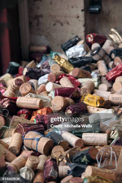 wine corks - vertical - michelle wells stock-fotos und bilder