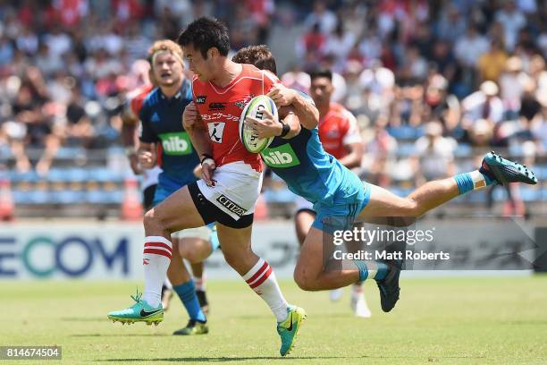 Kenki Fukuoka of the Sunwolves is tackled during the Super Rugby match between the Sunwolves and the Blues at Prince Chichibu Stadium on July 15,...