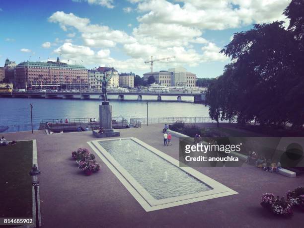 menschen entspannen in einem kleinen park, stockholm, schweden - grand hotel stockholm stock-fotos und bilder