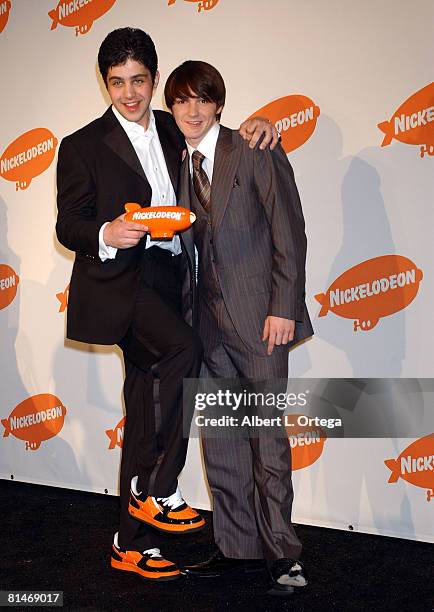 Josh Peck and Drake Bell, winners of Favorite Television Show for "Drake & Josh"