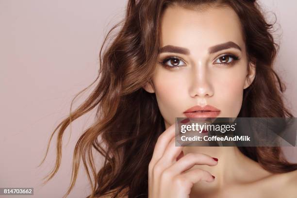 foto de estudio del joven hermosa mujer - ojos marrones fotografías e imágenes de stock