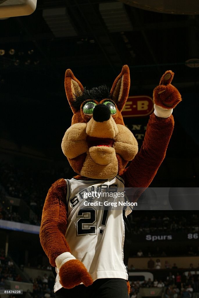 Spurs Razor NBA Playoffs, San Antonio Spurs Coyote mascot during Game 3 vs... News ...