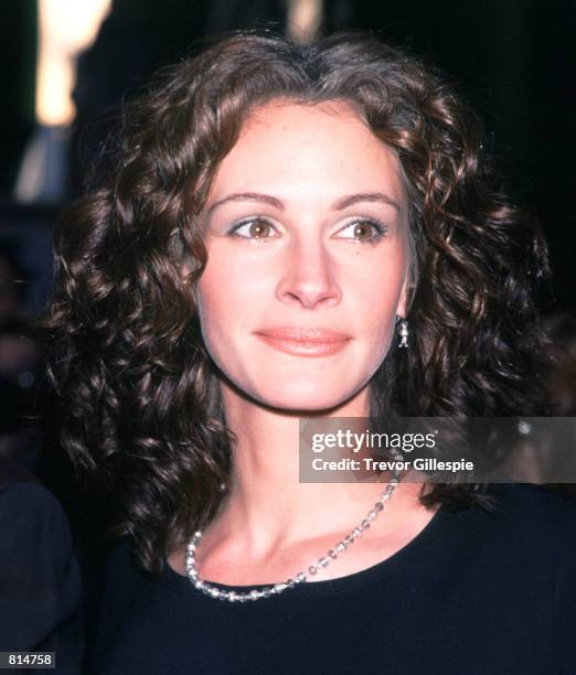 Actress Julia Roberts poses for photographers at the premiere of her new movie, "Notting Hill" in New York City, May 12, 1999.