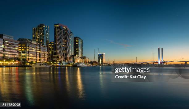 docklands at sunset - melbourne docklands - fotografias e filmes do acervo