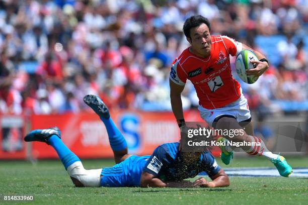 Kenki Fukuoka of Sunwolves runs with the ball during the Super Rugby match between the Sunwolves and the Blues at Prince Chichibu Stadium on July 15,...