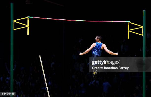 Brad Walker of the United States clears the bar to set an new American record of 6.04 meters during the Prefontaine Classic on June 8, 2008 at...