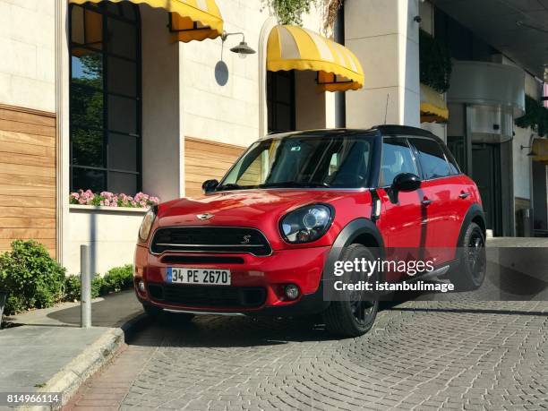 aparcamiento de cooper countryman mini en la calle - mini cooper countryman fotografías e imágenes de stock