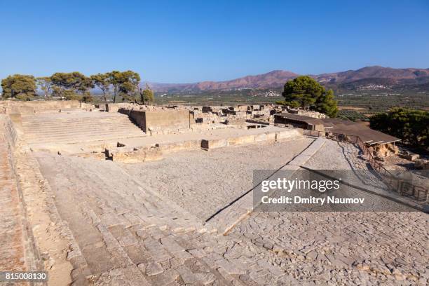 west court with theatral area and grand staircase of the phaistos palace, bronze age archeological site, island of crete, greece, mediterranean - palacio griego fotografías e imágenes de stock
