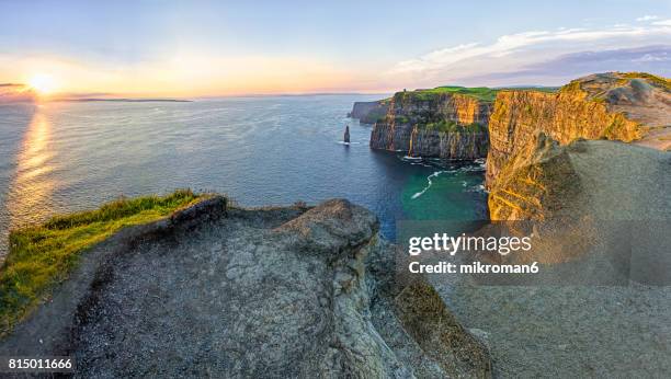 hq and res. panorama of  cliffs of moher, liscannor, ireland - cliffs of moher stock-fotos und bilder