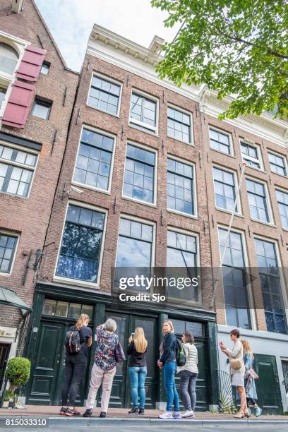 anne frank house and museum in amsterdam with tourists - anne frank house stock pictures, royalty-free photos & images