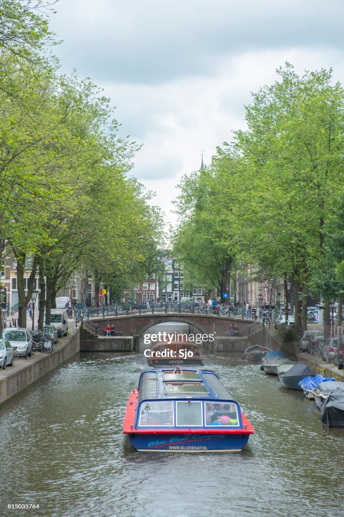 Barca per tour sul canale sui canali di Amsterdam durante l'estate