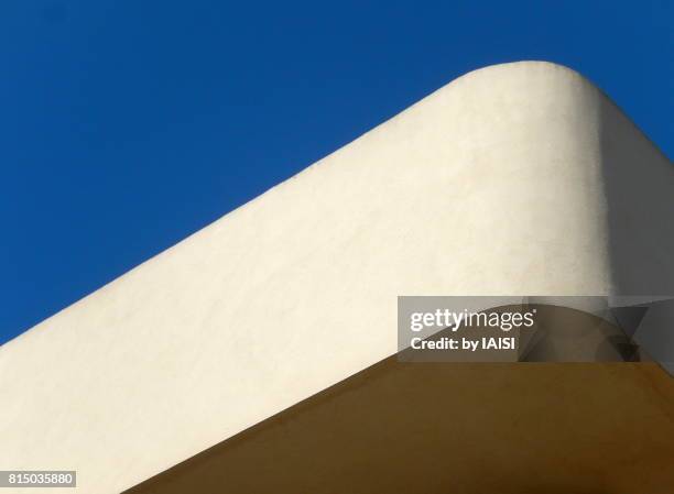characteristic curve of a bauhaus building against sky, tel aviv the white city - tel aviv stock-fotos und bilder