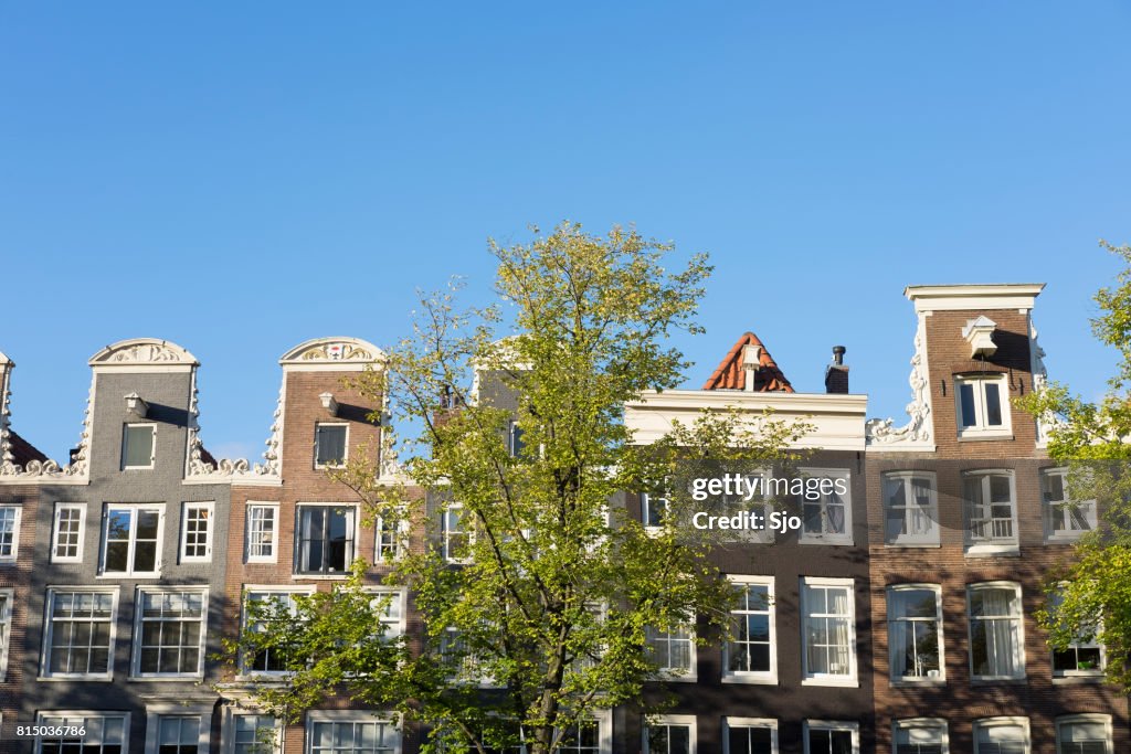 Facciate tradizionali di vecchi edifici nei canali di Amsterdam, Paesi Bassi