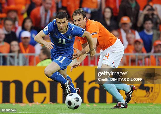 Italian forward Antonio Di Natale fights for the ball with Dutch defender Joris Mathijsen during their Euro 2008 Championships Group C football match...