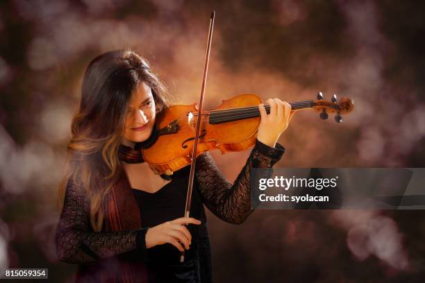 在演出期間的年輕的職業女性小提琴家 - syolacan 個照片及圖片檔