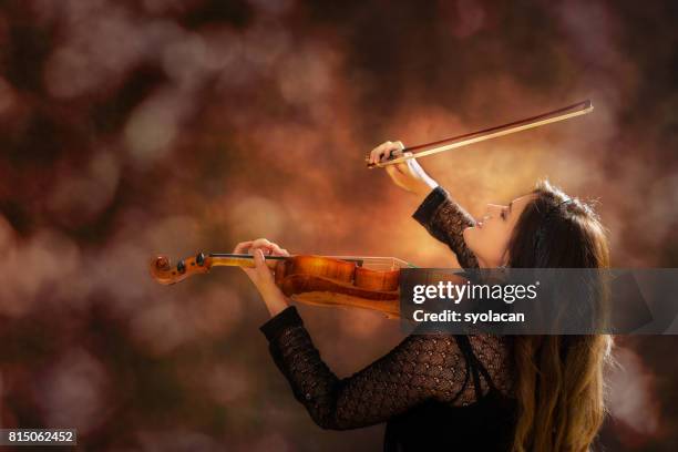 在強大的舞臺表演的年輕的職業女性小提琴家 - syolacan 個照片及圖片檔