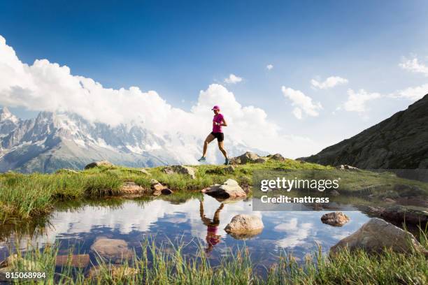 femme en cours d’exécution dans les montagnes - massif mont blanc photos et images de collection