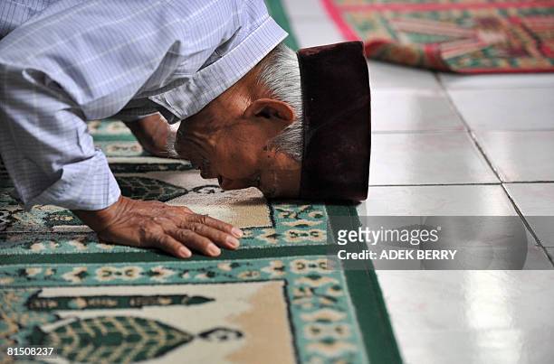 Follower of the Ahmadiyah Muslim sect prays at a mosque in Jakarta on June 10, 2008. Liberal Indonesians accused the government of caving in to...