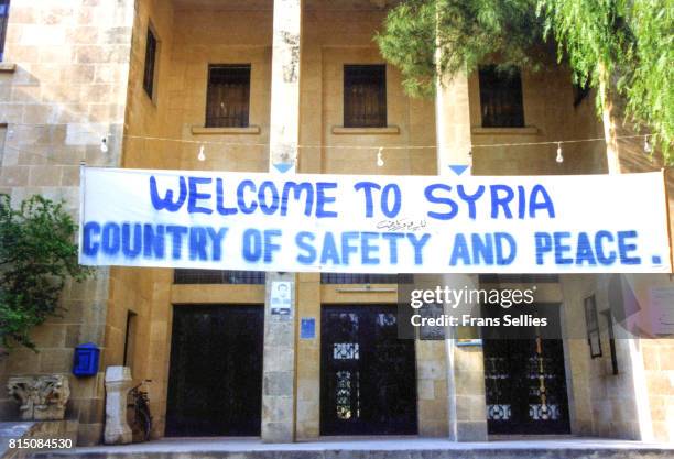 welcome to syria, country of safety and peace - plakkaat stock pictures, royalty-free photos & images