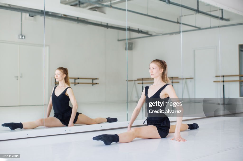 Tänzerin dabei spaltet sich vor Spiegel