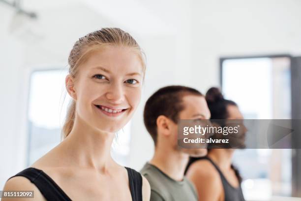 lächelnde weiblich ballett-tänzer mit männlichen darstellern - male dancer blonde stock-fotos und bilder
