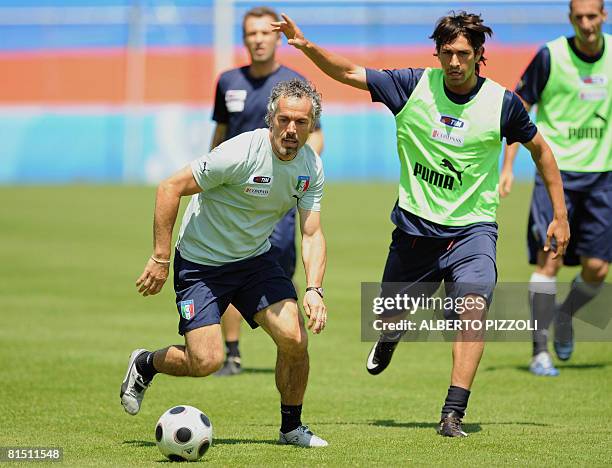 Italy's forward Marco Boriello and coach Roberto Donadoni practice during a training session in Maria Enzersdorf near Vienna on June 10, 2008. Italy...