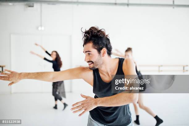 junge ballett-tänzer üben im tanzstudio - dance instructor stock-fotos und bilder