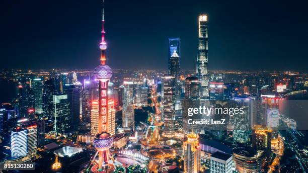 shanghai financial district landmark at night - shanghai tower schanghai stock-fotos und bilder