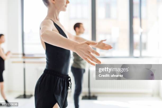 jonge danseres repeteren op ballet studio - beginner perform in berlin stockfoto's en -beelden