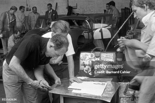 Stirling Moss, Dennis Jenkinson, Denise McCluggage, 24 Hours of Le Mans, Le Mans, France, June 23, 1957. Stirling Moss lending a hand to his...