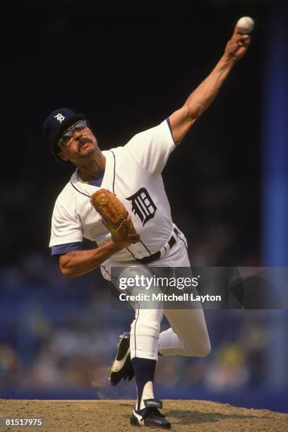 Willie Hernandez of the Detroit Tigers pitches during a baseball game against the Oakland Athletics on May 1, 1989 at Tigers Stadium in Detroit,...