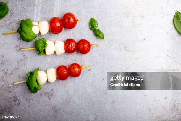 caprese mini kebab - pinchito fotografías e imágenes de stock