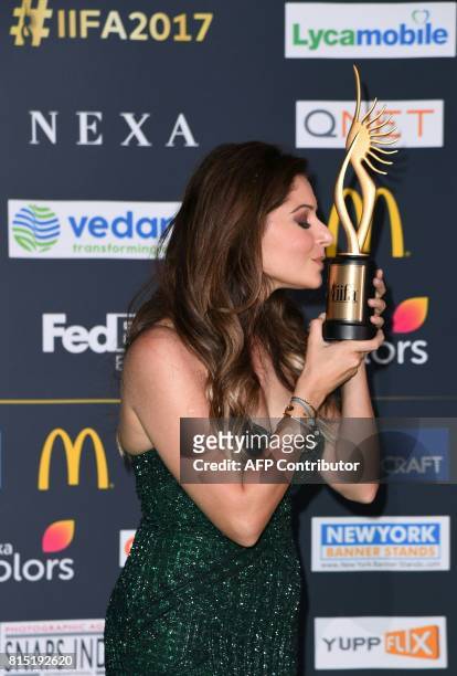 Bollywood singer Kanika Kapoor poses with her trophy on the green carpet at the IIFA Awards July 15, 2017 at the MetLife Stadium in East Rutherford,...