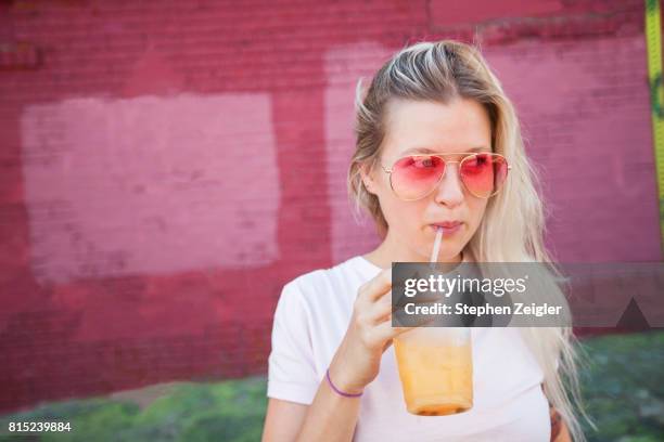 young woman drinking juice - smoothies stockfoto's en -beelden