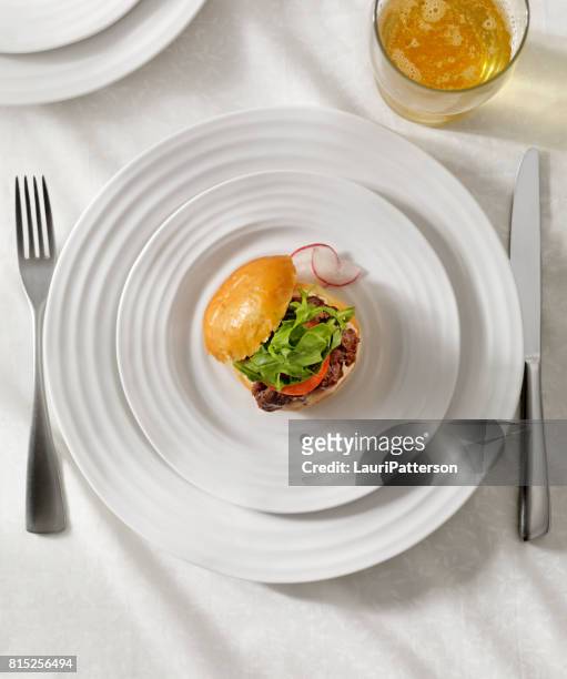 gourmet-mini-burger mit einem bier-sampler - teller draufsicht stock-fotos und bilder