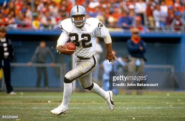 Running back Marcus Allen of the Los Angeles Raiders runs upfield against the Denver Broncos in a 36 to 38 win on September 7, 1986 at Los Angeles...