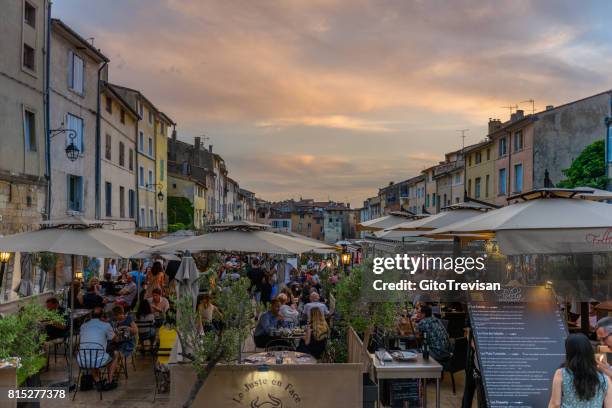 aix-en-provenza, cardeurs cuadrados al atardecer - aix en provence fotografías e imágenes de stock